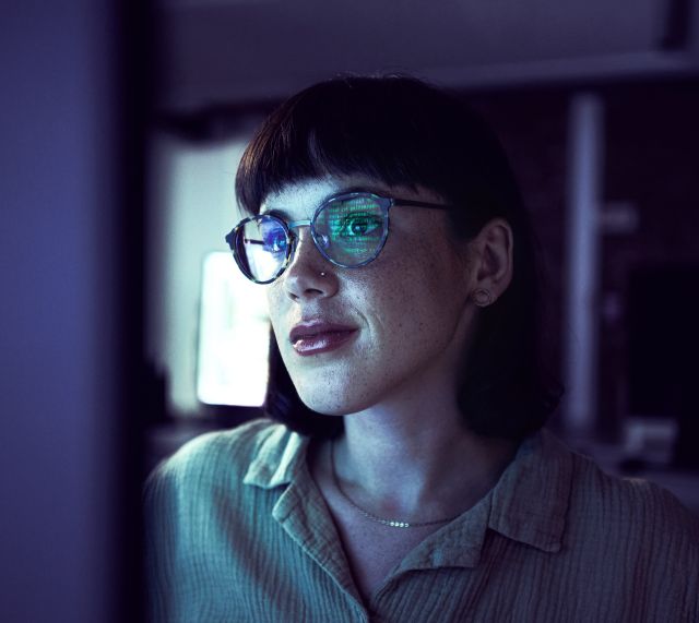 IT-Spezialistin arbeitet an einem Computer